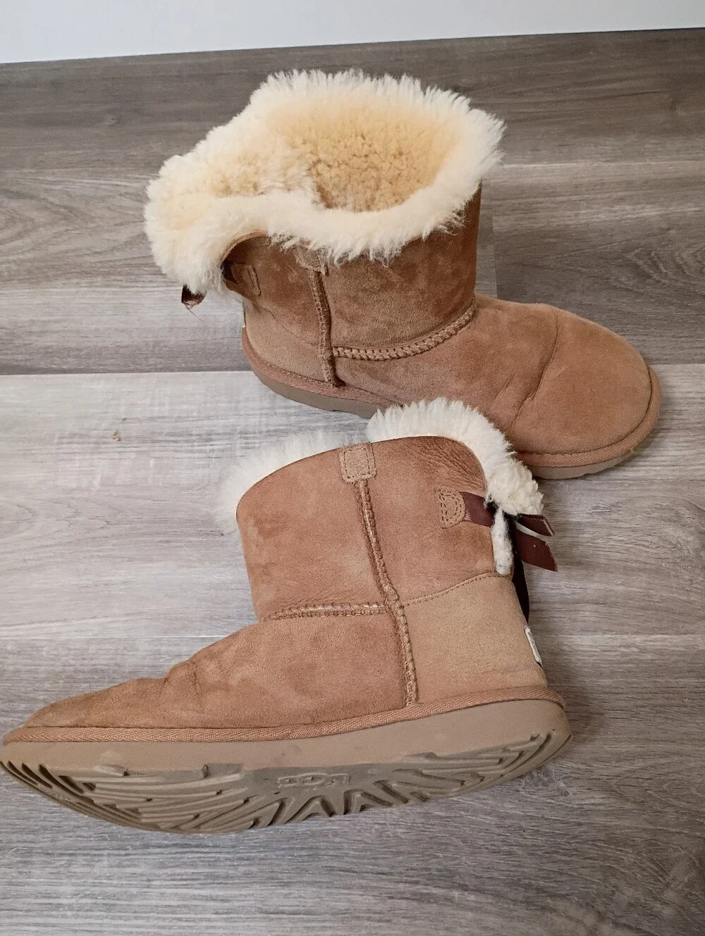 UGG Big Girls Classic Casual Tan Suede Bailey Bow Mini Boots Size 4 Sherpa Lined